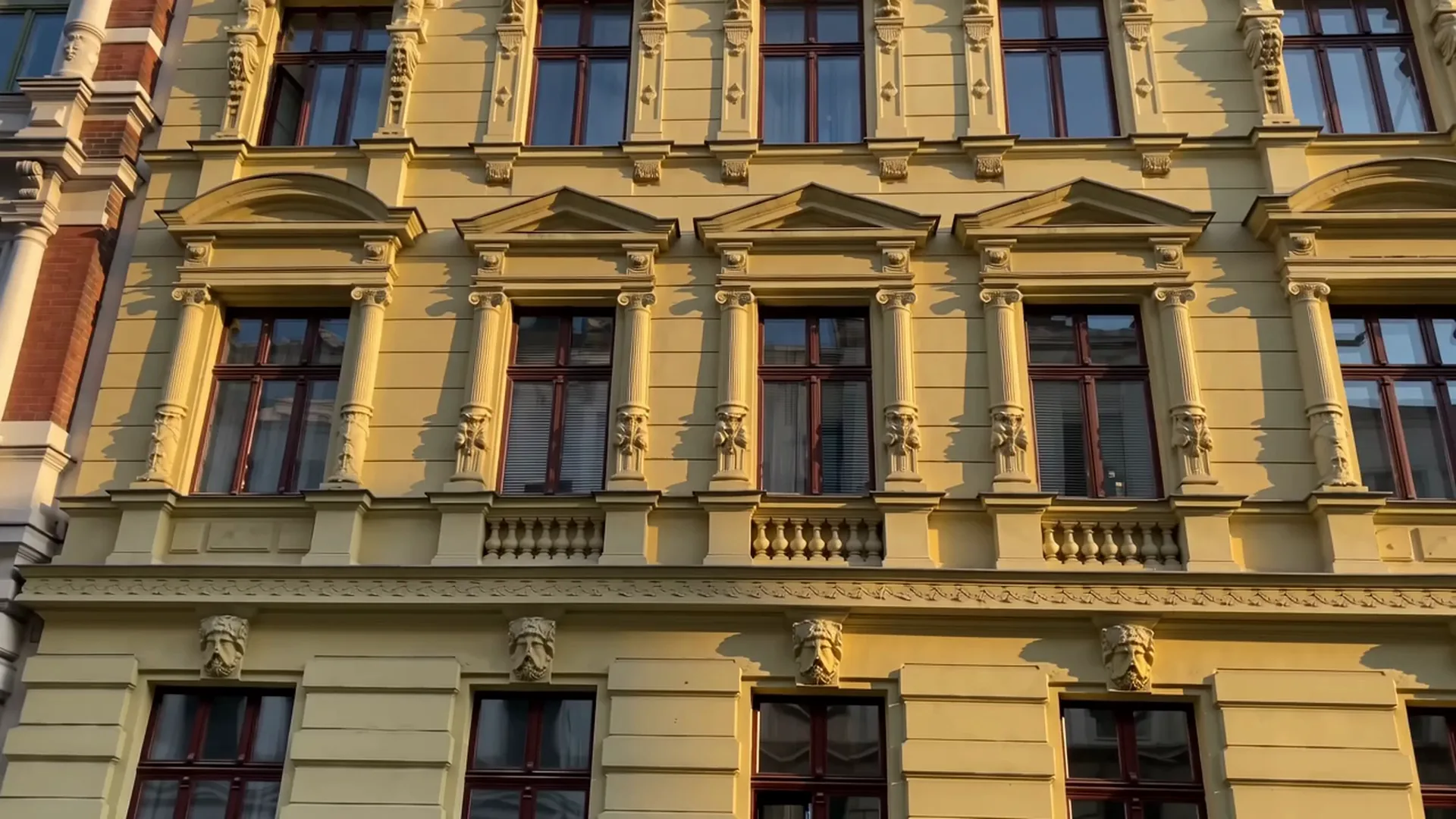Denkmalgeschützte Gründerzeitfassade des Projekts EST8 in der Magdeburger Altstadt