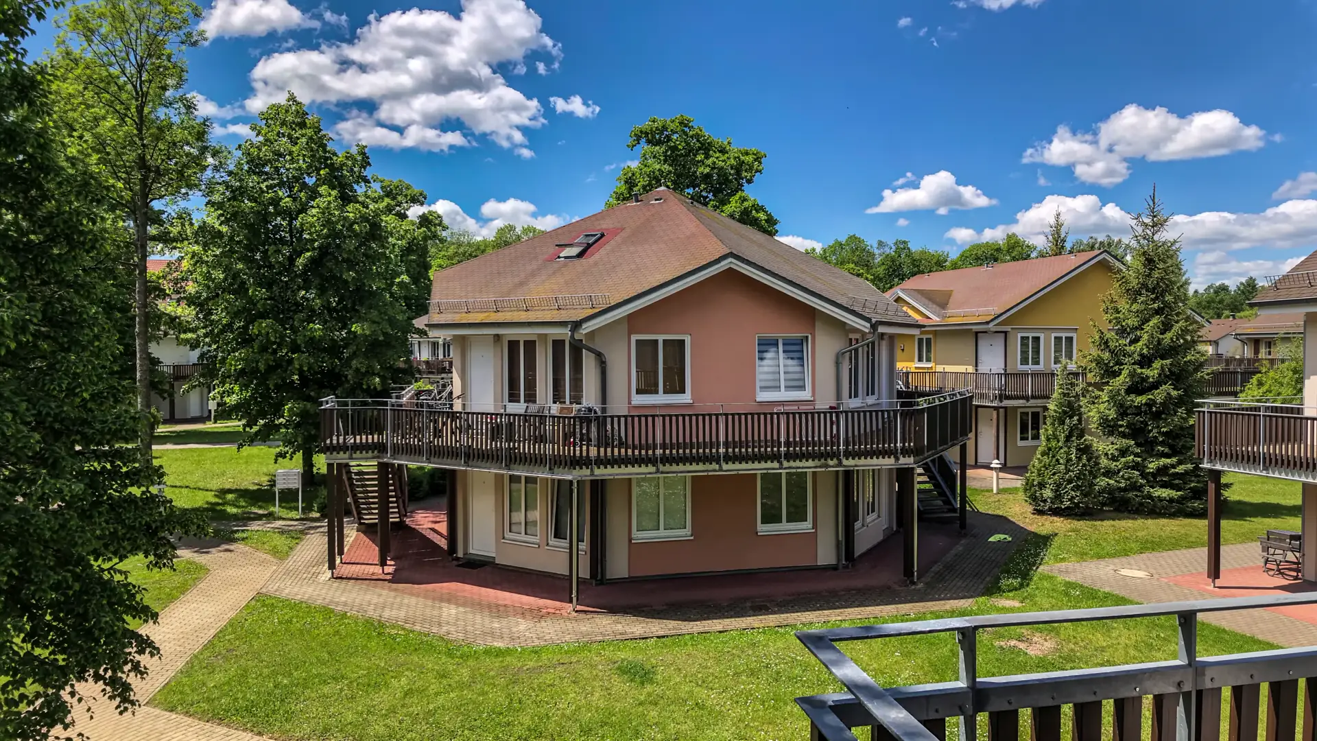 Apartmenthaus vom Typ Oktagon mit umlaufendem Holzbalkon im Wohnpark Freiberg